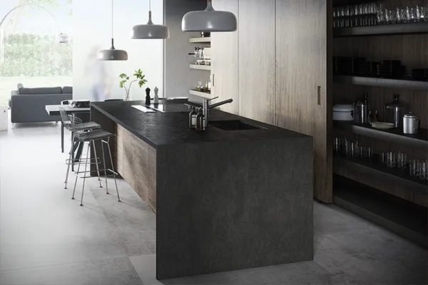Foto einer sehr modernen Küche im dunklen Stil. Die Küchenarbeitsplatte aus schwarzen Keramik oder Naturstein stammt dabei von CB TOP Kitchen.